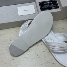 CHANEL 香奈儿 2026春夏走秀新款平底沙滩女鞋 小香双C字母logo五金扣圆头拼色夹趾人字拖鞋 CHANEL 香奈儿 2026春夏走秀新款平底沙滩女鞋 小香双C字母logo五金扣圆头拼色夹趾人字拖鞋