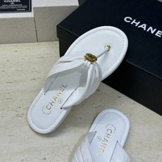 CHANEL 香奈儿 2026春夏走秀新款平底沙滩女鞋 小香双C字母logo五金扣圆头拼色夹趾人字拖鞋 CHANEL 香奈儿 2026春夏走秀新款平底沙滩女鞋 小香双C字母logo五金扣圆头拼色夹趾人字拖鞋