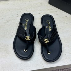 CHANEL 香奈儿 2026春夏走秀新款平底沙滩女鞋 小香双C字母logo五金扣圆头拼色夹趾人字拖鞋 CHANEL 香奈儿 2026春夏走秀新款平底沙滩女鞋 小香双C字母logo五金扣圆头拼色夹趾人字拖鞋