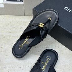 CHANEL 香奈儿 2026春夏走秀新款平底沙滩女鞋 小香双C字母logo五金扣圆头拼色夹趾人字拖鞋 CHANEL 香奈儿 2026春夏走秀新款平底沙滩女鞋 小香双C字母logo五金扣圆头拼色夹趾人字拖鞋