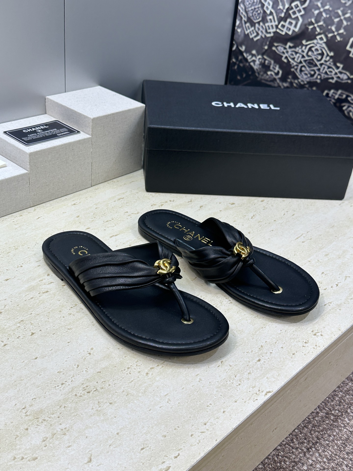 NO:817704,CHANEL Chanel 2026 spring and summer catwalk new flat beach women's shoes Xiaoxiang double C letter logo hardware buckle round toe color matching flip-flops Material upper imported mixed sheepskin + water-dyed sheepskin lining + original molded hardware buckle + Italian leather outsole Size35-41 (40.41 customized non-refundable), split-toe shoes, chanel, chanel, slippers, sheepskin, Leather soles19860909CHANEL 香奈儿 2026春夏走秀新款平底沙滩女鞋 小香双C字母logo五金扣圆头拼色夹趾人字拖鞋 材质鞋面进口混种羊皮+水染羊皮内里+原版开模五金扣+意大利真皮大底 Size35-41(40.41定制不退换）,分趾鞋,chanel,chanel,slippers,sheepskin,Leather soles,Women's Shoes