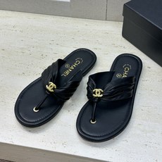 CHANEL 香奈儿 2026春夏走秀新款平底沙滩女鞋 小香双C字母logo五金扣圆头拼色夹趾人字拖鞋 CHANEL 香奈儿 2026春夏走秀新款平底沙滩女鞋 小香双C字母logo五金扣圆头拼色夹趾人字拖鞋