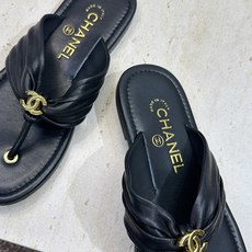 CHANEL 香奈儿 2026春夏走秀新款平底沙滩女鞋 小香双C字母logo五金扣圆头拼色夹趾人字拖鞋 CHANEL 香奈儿 2026春夏走秀新款平底沙滩女鞋 小香双C字母logo五金扣圆头拼色夹趾人字拖鞋