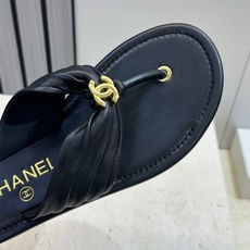CHANEL 香奈儿 2026春夏走秀新款平底沙滩女鞋 小香双C字母logo五金扣圆头拼色夹趾人字拖鞋 CHANEL 香奈儿 2026春夏走秀新款平底沙滩女鞋 小香双C字母logo五金扣圆头拼色夹趾人字拖鞋