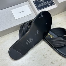 CHANEL 香奈儿 2026春夏走秀新款平底沙滩女鞋 小香双C字母logo五金扣圆头拼色夹趾人字拖鞋 CHANEL 香奈儿 2026春夏走秀新款平底沙滩女鞋 小香双C字母logo五金扣圆头拼色夹趾人字拖鞋
