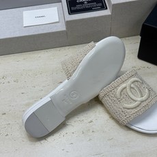 CHANEL 香奈儿2026春夏新款时尚粗跟沙滩女鞋 小香双C字母logo五金扣平底圆头拼色凉拖鞋 材 CHANEL 香奈儿2026春夏新款时尚粗跟沙滩女鞋 小香双C字母logo五金扣平底圆头拼色凉拖鞋 材