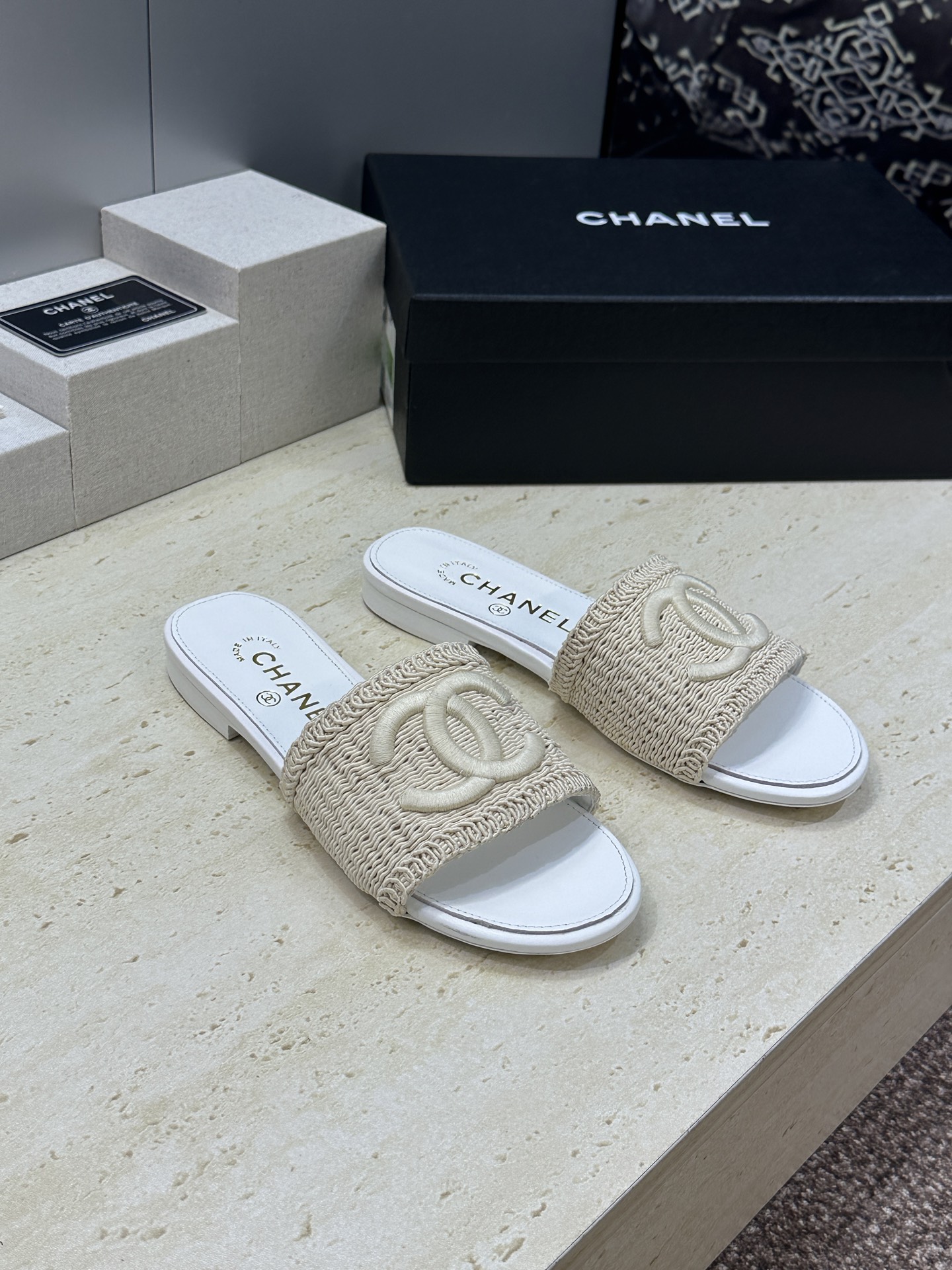 CHANEL 香奈儿2026春夏新款时尚粗跟沙滩女鞋  小香双C字母logo五金扣平底圆头拼色凉拖鞋 材