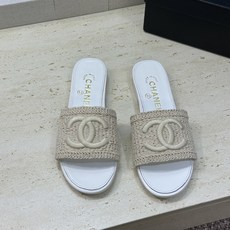 CHANEL 香奈儿2026春夏新款时尚粗跟沙滩女鞋 小香双C字母logo五金扣平底圆头拼色凉拖鞋 材 CHANEL 香奈儿2026春夏新款时尚粗跟沙滩女鞋 小香双C字母logo五金扣平底圆头拼色凉拖鞋 材