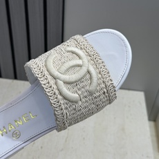 CHANEL 香奈儿2026春夏新款时尚粗跟沙滩女鞋 小香双C字母logo五金扣平底圆头拼色凉拖鞋 材 CHANEL 香奈儿2026春夏新款时尚粗跟沙滩女鞋 小香双C字母logo五金扣平底圆头拼色凉拖鞋 材
