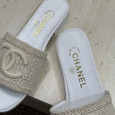 CHANEL 香奈儿2026春夏新款时尚粗跟沙滩女鞋 小香双C字母logo五金扣平底圆头拼色凉拖鞋 材 CHANEL 香奈儿2026春夏新款时尚粗跟沙滩女鞋 小香双C字母logo五金扣平底圆头拼色凉拖鞋 材