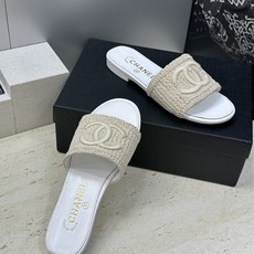 CHANEL 香奈儿2026春夏新款时尚粗跟沙滩女鞋 小香双C字母logo五金扣平底圆头拼色凉拖鞋 材 CHANEL 香奈儿2026春夏新款时尚粗跟沙滩女鞋 小香双C字母logo五金扣平底圆头拼色凉拖鞋 材