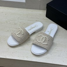 CHANEL 香奈儿2026春夏新款时尚粗跟沙滩女鞋 小香双C字母logo五金扣平底圆头拼色凉拖鞋 材 CHANEL 香奈儿2026春夏新款时尚粗跟沙滩女鞋 小香双C字母logo五金扣平底圆头拼色凉拖鞋 材