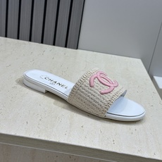 CHANEL 香奈儿2026春夏新款时尚粗跟沙滩女鞋 小香双C字母logo五金扣平底圆头拼色凉拖鞋 材 CHANEL 香奈儿2026春夏新款时尚粗跟沙滩女鞋 小香双C字母logo五金扣平底圆头拼色凉拖鞋 材