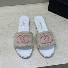 CHANEL 香奈儿2026春夏新款时尚粗跟沙滩女鞋 小香双C字母logo五金扣平底圆头拼色凉拖鞋 材 CHANEL 香奈儿2026春夏新款时尚粗跟沙滩女鞋 小香双C字母logo五金扣平底圆头拼色凉拖鞋 材