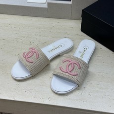 CHANEL 香奈儿2026春夏新款时尚粗跟沙滩女鞋 小香双C字母logo五金扣平底圆头拼色凉拖鞋 材 CHANEL 香奈儿2026春夏新款时尚粗跟沙滩女鞋 小香双C字母logo五金扣平底圆头拼色凉拖鞋 材