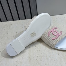 CHANEL 香奈儿2026春夏新款时尚粗跟沙滩女鞋 小香双C字母logo五金扣平底圆头拼色凉拖鞋 材 CHANEL 香奈儿2026春夏新款时尚粗跟沙滩女鞋 小香双C字母logo五金扣平底圆头拼色凉拖鞋 材