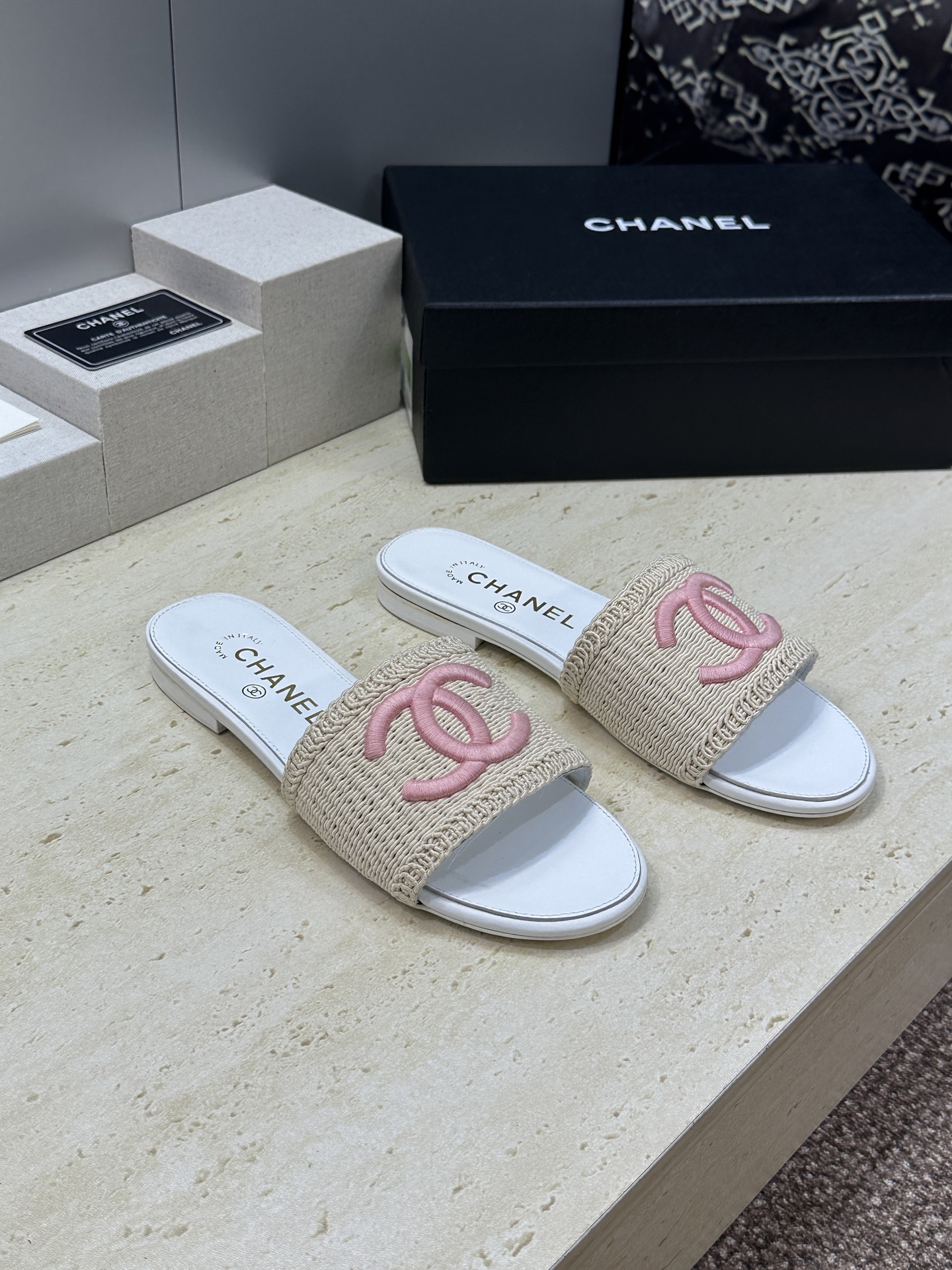 CHANEL 香奈儿2026春夏新款时尚粗跟沙滩女鞋  小香双C字母logo五金扣平底圆头拼色凉拖鞋 材