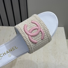 CHANEL 香奈儿2026春夏新款时尚粗跟沙滩女鞋 小香双C字母logo五金扣平底圆头拼色凉拖鞋 材 CHANEL 香奈儿2026春夏新款时尚粗跟沙滩女鞋 小香双C字母logo五金扣平底圆头拼色凉拖鞋 材