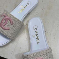 CHANEL 香奈儿2026春夏新款时尚粗跟沙滩女鞋 小香双C字母logo五金扣平底圆头拼色凉拖鞋 材 CHANEL 香奈儿2026春夏新款时尚粗跟沙滩女鞋 小香双C字母logo五金扣平底圆头拼色凉拖鞋 材