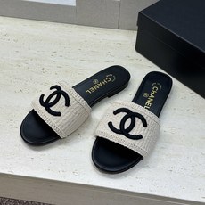 CHANEL 香奈儿2026春夏新款时尚粗跟沙滩女鞋 小香双C字母logo五金扣平底圆头拼色凉拖鞋 材 CHANEL 香奈儿2026春夏新款时尚粗跟沙滩女鞋 小香双C字母logo五金扣平底圆头拼色凉拖鞋 材