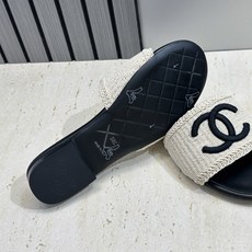 CHANEL 香奈儿2026春夏新款时尚粗跟沙滩女鞋 小香双C字母logo五金扣平底圆头拼色凉拖鞋 材 CHANEL 香奈儿2026春夏新款时尚粗跟沙滩女鞋 小香双C字母logo五金扣平底圆头拼色凉拖鞋 材