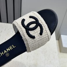 CHANEL 香奈儿2026春夏新款时尚粗跟沙滩女鞋 小香双C字母logo五金扣平底圆头拼色凉拖鞋 材 CHANEL 香奈儿2026春夏新款时尚粗跟沙滩女鞋 小香双C字母logo五金扣平底圆头拼色凉拖鞋 材
