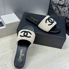 CHANEL 香奈儿2026春夏新款时尚粗跟沙滩女鞋 小香双C字母logo五金扣平底圆头拼色凉拖鞋 材 CHANEL 香奈儿2026春夏新款时尚粗跟沙滩女鞋 小香双C字母logo五金扣平底圆头拼色凉拖鞋 材