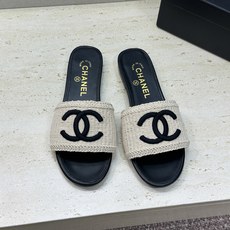CHANEL 香奈儿2026春夏新款时尚粗跟沙滩女鞋 小香双C字母logo五金扣平底圆头拼色凉拖鞋 材 CHANEL 香奈儿2026春夏新款时尚粗跟沙滩女鞋 小香双C字母logo五金扣平底圆头拼色凉拖鞋 材