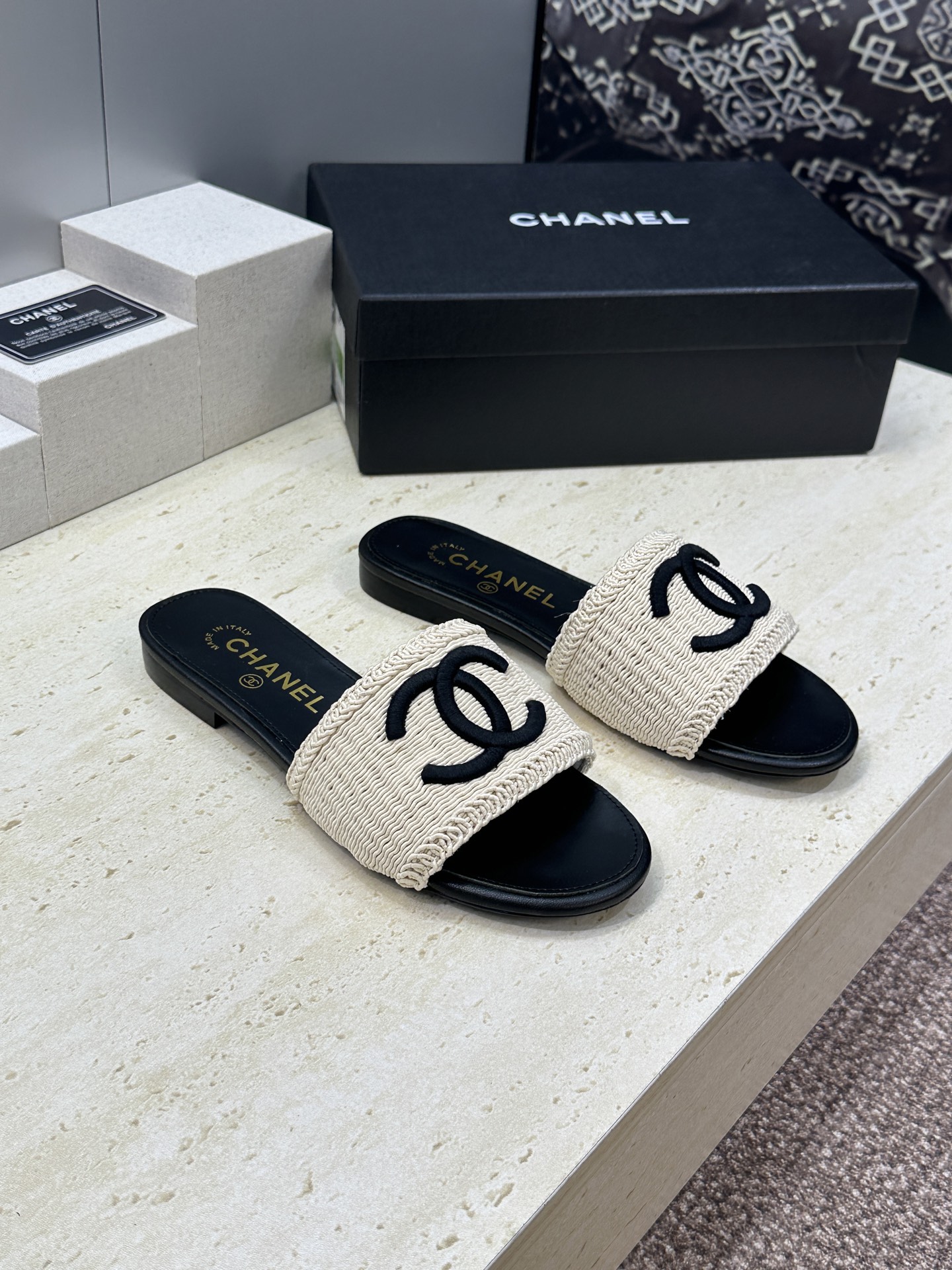 CHANEL 香奈儿2026春夏新款时尚粗跟沙滩女鞋  小香双C字母logo五金扣平底圆头拼色凉拖鞋 材