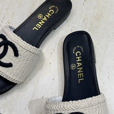 CHANEL 香奈儿2026春夏新款时尚粗跟沙滩女鞋 小香双C字母logo五金扣平底圆头拼色凉拖鞋 材 CHANEL 香奈儿2026春夏新款时尚粗跟沙滩女鞋 小香双C字母logo五金扣平底圆头拼色凉拖鞋 材