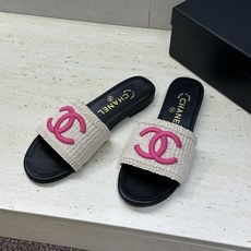 CHANEL 香奈儿2026春夏新款时尚粗跟沙滩女鞋 小香双C字母logo五金扣平底圆头拼色凉拖鞋 材 CHANEL 香奈儿2026春夏新款时尚粗跟沙滩女鞋 小香双C字母logo五金扣平底圆头拼色凉拖鞋 材