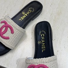 CHANEL 香奈儿2026春夏新款时尚粗跟沙滩女鞋 小香双C字母logo五金扣平底圆头拼色凉拖鞋 材 CHANEL 香奈儿2026春夏新款时尚粗跟沙滩女鞋 小香双C字母logo五金扣平底圆头拼色凉拖鞋 材