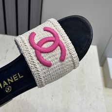 CHANEL 香奈儿2026春夏新款时尚粗跟沙滩女鞋 小香双C字母logo五金扣平底圆头拼色凉拖鞋 材 CHANEL 香奈儿2026春夏新款时尚粗跟沙滩女鞋 小香双C字母logo五金扣平底圆头拼色凉拖鞋 材