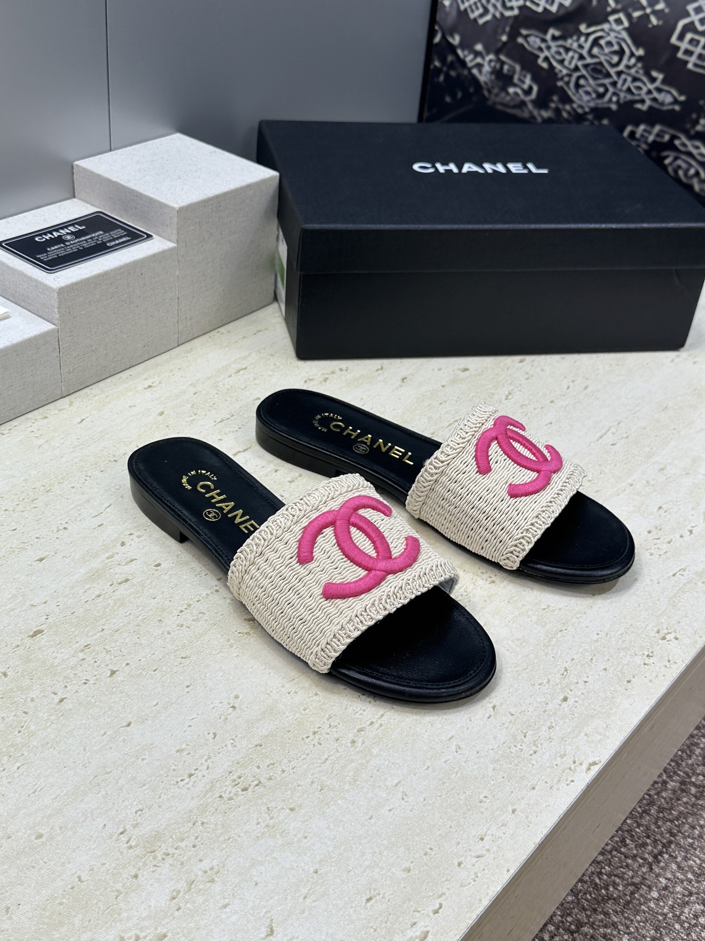 CHANEL 香奈儿2026春夏新款时尚粗跟沙滩女鞋  小香双C字母logo五金扣平底圆头拼色凉拖鞋 材