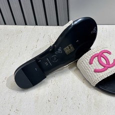 CHANEL 香奈儿2026春夏新款时尚粗跟沙滩女鞋 小香双C字母logo五金扣平底圆头拼色凉拖鞋 材 CHANEL 香奈儿2026春夏新款时尚粗跟沙滩女鞋 小香双C字母logo五金扣平底圆头拼色凉拖鞋 材