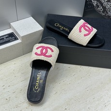 CHANEL 香奈儿2026春夏新款时尚粗跟沙滩女鞋 小香双C字母logo五金扣平底圆头拼色凉拖鞋 材 CHANEL 香奈儿2026春夏新款时尚粗跟沙滩女鞋 小香双C字母logo五金扣平底圆头拼色凉拖鞋 材