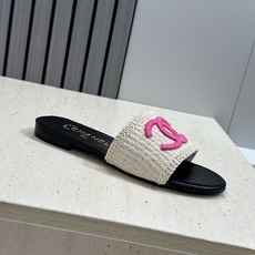 CHANEL 香奈儿2026春夏新款时尚粗跟沙滩女鞋 小香双C字母logo五金扣平底圆头拼色凉拖鞋 材 CHANEL 香奈儿2026春夏新款时尚粗跟沙滩女鞋 小香双C字母logo五金扣平底圆头拼色凉拖鞋 材