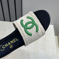 CHANEL 香奈儿2026春夏新款时尚粗跟沙滩女鞋 小香双C字母logo五金扣平底圆头拼色凉拖鞋 材 CHANEL 香奈儿2026春夏新款时尚粗跟沙滩女鞋 小香双C字母logo五金扣平底圆头拼色凉拖鞋 材