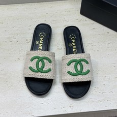 CHANEL 香奈儿2026春夏新款时尚粗跟沙滩女鞋 小香双C字母logo五金扣平底圆头拼色凉拖鞋 材 CHANEL 香奈儿2026春夏新款时尚粗跟沙滩女鞋 小香双C字母logo五金扣平底圆头拼色凉拖鞋 材
