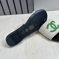 CHANEL 香奈儿2026春夏新款时尚粗跟沙滩女鞋 小香双C字母logo五金扣平底圆头拼色凉拖鞋 材 CHANEL 香奈儿2026春夏新款时尚粗跟沙滩女鞋 小香双C字母logo五金扣平底圆头拼色凉拖鞋 材
