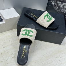 CHANEL 香奈儿2026春夏新款时尚粗跟沙滩女鞋 小香双C字母logo五金扣平底圆头拼色凉拖鞋 材 CHANEL 香奈儿2026春夏新款时尚粗跟沙滩女鞋 小香双C字母logo五金扣平底圆头拼色凉拖鞋 材