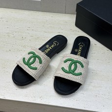 CHANEL 香奈儿2026春夏新款时尚粗跟沙滩女鞋 小香双C字母logo五金扣平底圆头拼色凉拖鞋 材 CHANEL 香奈儿2026春夏新款时尚粗跟沙滩女鞋 小香双C字母logo五金扣平底圆头拼色凉拖鞋 材