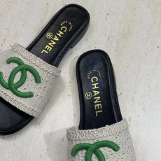CHANEL 香奈儿2026春夏新款时尚粗跟沙滩女鞋 小香双C字母logo五金扣平底圆头拼色凉拖鞋 材 CHANEL 香奈儿2026春夏新款时尚粗跟沙滩女鞋 小香双C字母logo五金扣平底圆头拼色凉拖鞋 材