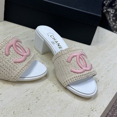CHANEL 香奈儿2026春夏新款时尚粗跟沙滩女鞋 小香双C字母logo五金扣平底圆头拼色凉拖鞋 材 CHANEL 香奈儿2026春夏新款时尚粗跟沙滩女鞋 小香双C字母logo五金扣平底圆头拼色凉拖鞋 材