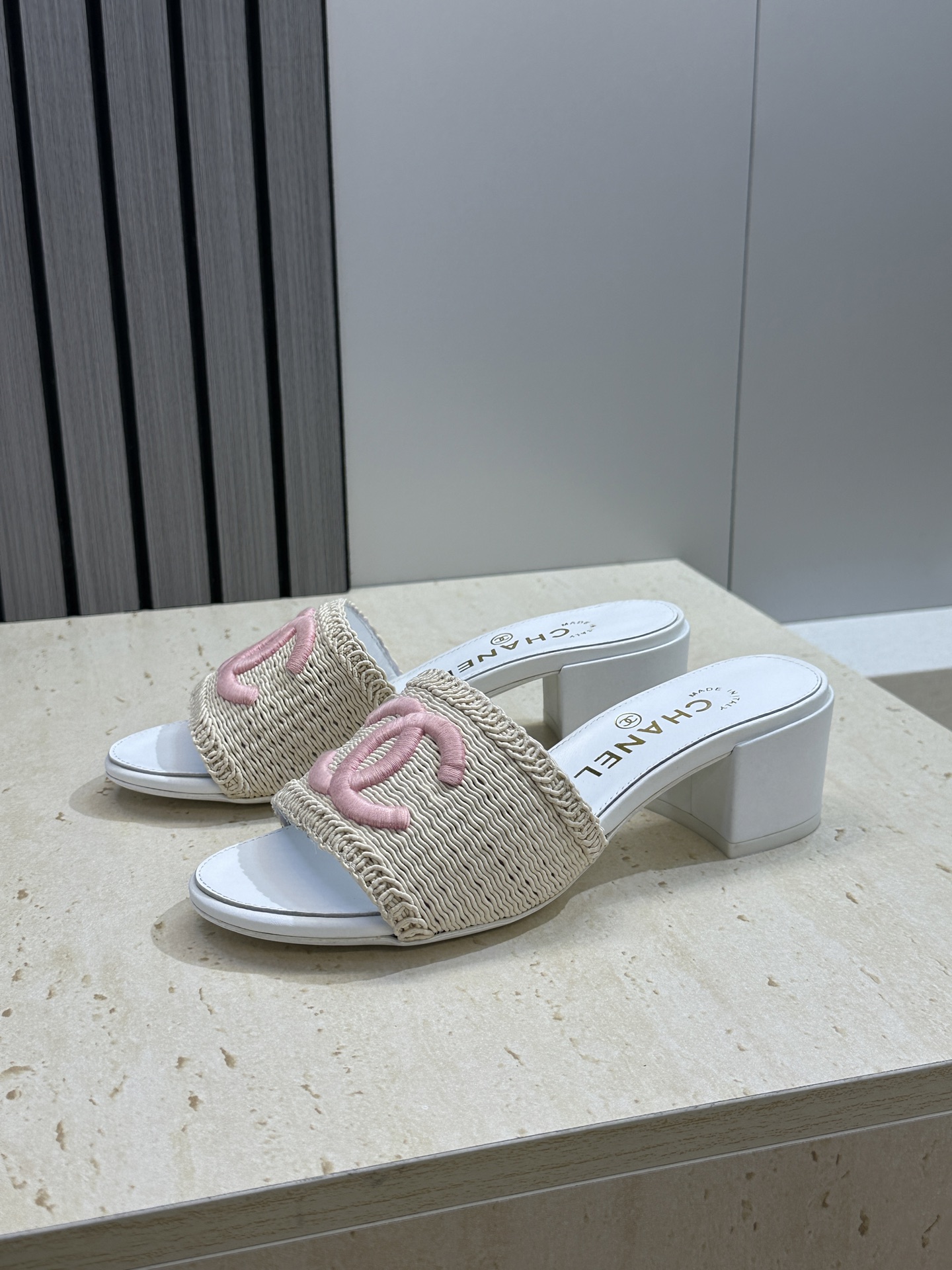 CHANEL 香奈儿2026春夏新款时尚粗跟沙滩女鞋  小香双C字母logo五金扣平底圆头拼色凉拖鞋 材