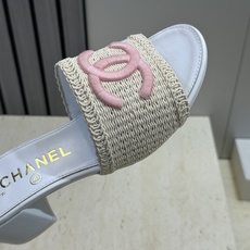 CHANEL 香奈儿2026春夏新款时尚粗跟沙滩女鞋 小香双C字母logo五金扣平底圆头拼色凉拖鞋 材 CHANEL 香奈儿2026春夏新款时尚粗跟沙滩女鞋 小香双C字母logo五金扣平底圆头拼色凉拖鞋 材