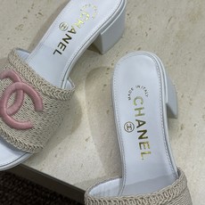 CHANEL 香奈儿2026春夏新款时尚粗跟沙滩女鞋 小香双C字母logo五金扣平底圆头拼色凉拖鞋 材 CHANEL 香奈儿2026春夏新款时尚粗跟沙滩女鞋 小香双C字母logo五金扣平底圆头拼色凉拖鞋 材