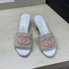 CHANEL 香奈儿2026春夏新款时尚粗跟沙滩女鞋 小香双C字母logo五金扣平底圆头拼色凉拖鞋 材 CHANEL 香奈儿2026春夏新款时尚粗跟沙滩女鞋 小香双C字母logo五金扣平底圆头拼色凉拖鞋 材