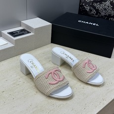CHANEL 香奈儿2026春夏新款时尚粗跟沙滩女鞋 小香双C字母logo五金扣平底圆头拼色凉拖鞋 材 CHANEL 香奈儿2026春夏新款时尚粗跟沙滩女鞋 小香双C字母logo五金扣平底圆头拼色凉拖鞋 材