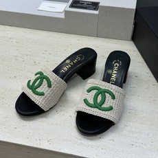 CHANEL 香奈儿2026春夏新款时尚粗跟沙滩女鞋 小香双C字母logo五金扣平底圆头拼色凉拖鞋 材 CHANEL 香奈儿2026春夏新款时尚粗跟沙滩女鞋 小香双C字母logo五金扣平底圆头拼色凉拖鞋 材